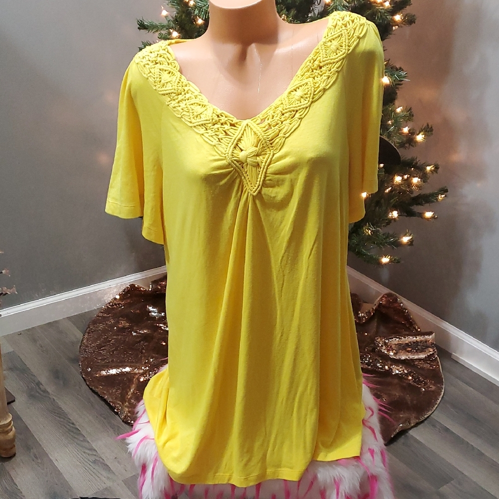 Boutique crochet peephole top XL EUC
